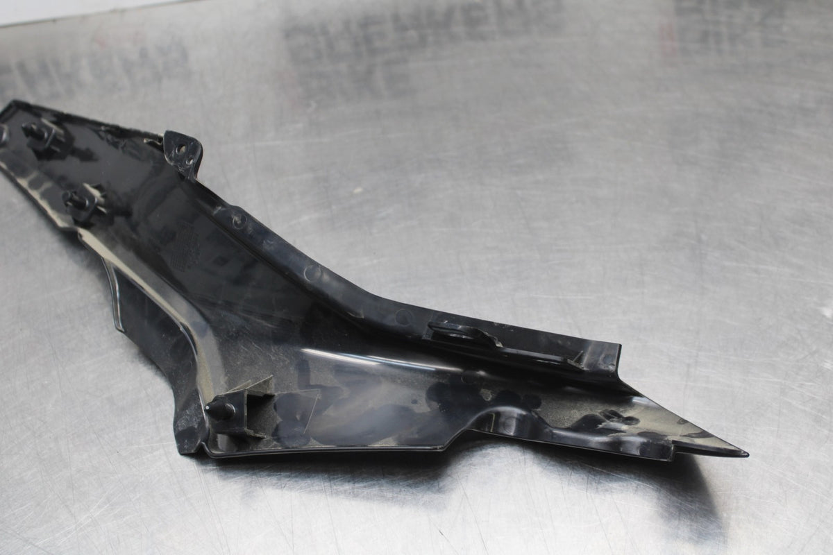 22-25 YAMAHA YZF R7 RIGHT FRONT SIDE SEAT SADDLE PANEL TRIM COWL FAIRING BB769