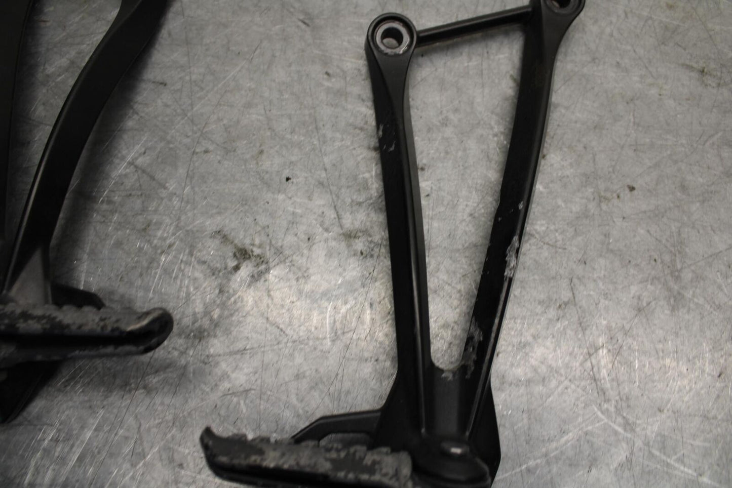 2008 Kawasaki Ninja ZX10R  REAR BACK PASSENGER PEG SET PAIR 34028-0094 BB524