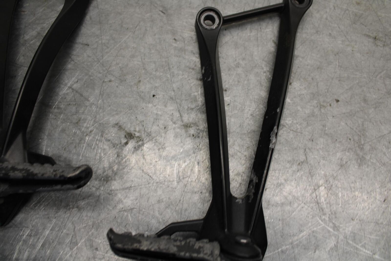 2008 Kawasaki Ninja ZX10R  REAR BACK PASSENGER PEG SET PAIR 34028-0094 BB524