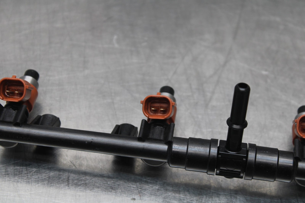 18 YAMAHA YZF R1  SECONDARY FUEL INJECTORS TOP AIRBOX GAS RAIL BB838