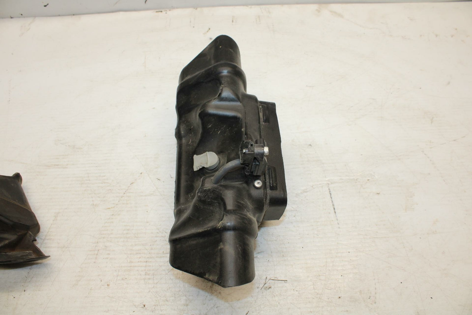 09-14 YAMAHA YZF R1 RAM AIR INTAKE TUBE DUCT BB286