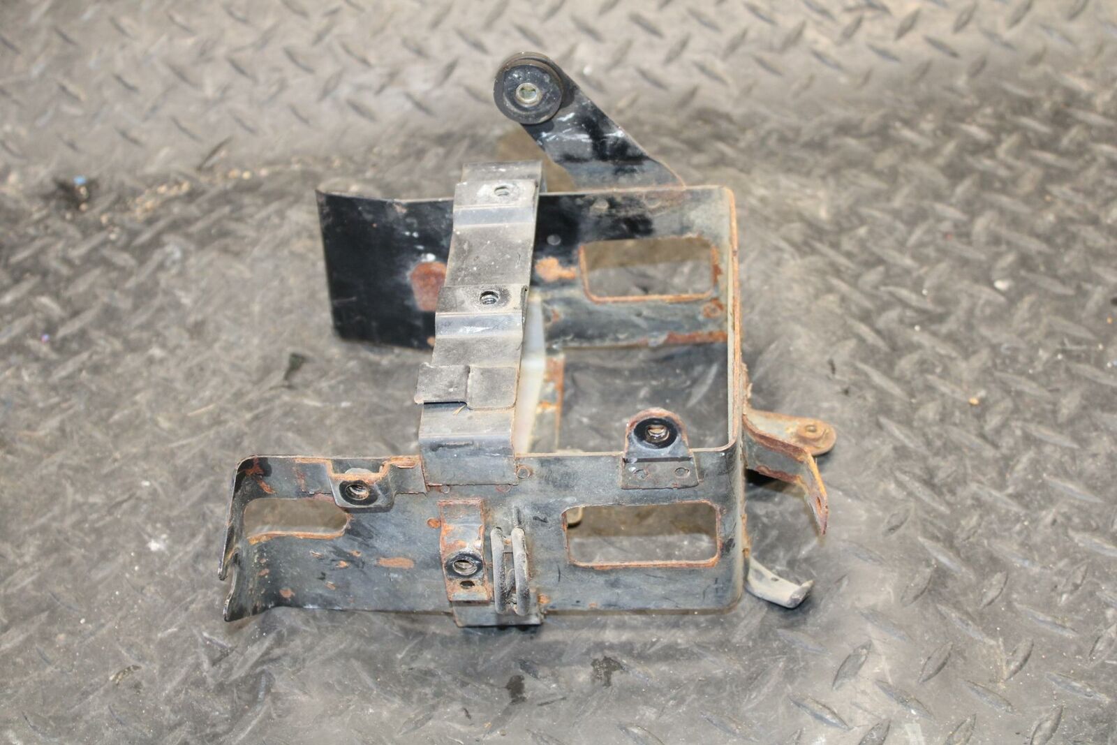 86 SUZUKI GSXR1100 G REAR BACK TAIL UNDERTAIL BATTERY TRAY PLASTIC BB227