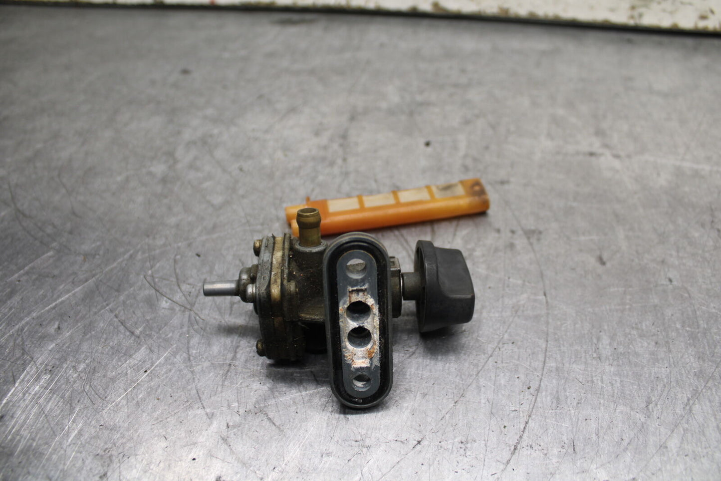 04-05 SUZUKI KATANA 750 GSX750F FUEL GAS TANK PETCOCK SHUT ON OFF VALVE BB110