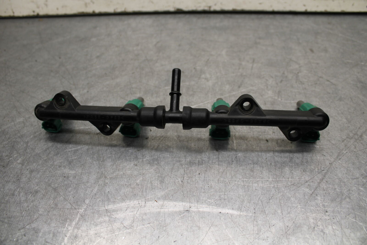 16 KAWASAKI NINJA ZX10R FUEL INJECTOR RAIL AIR BOX BB650