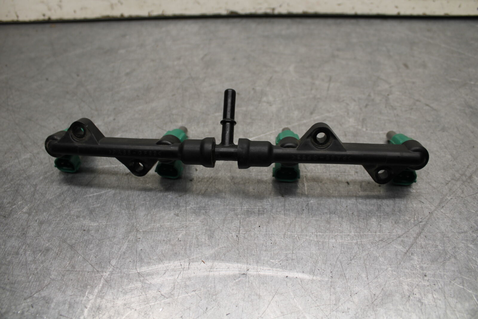 16 KAWASAKI NINJA ZX10R FUEL INJECTOR RAIL AIR BOX BB650