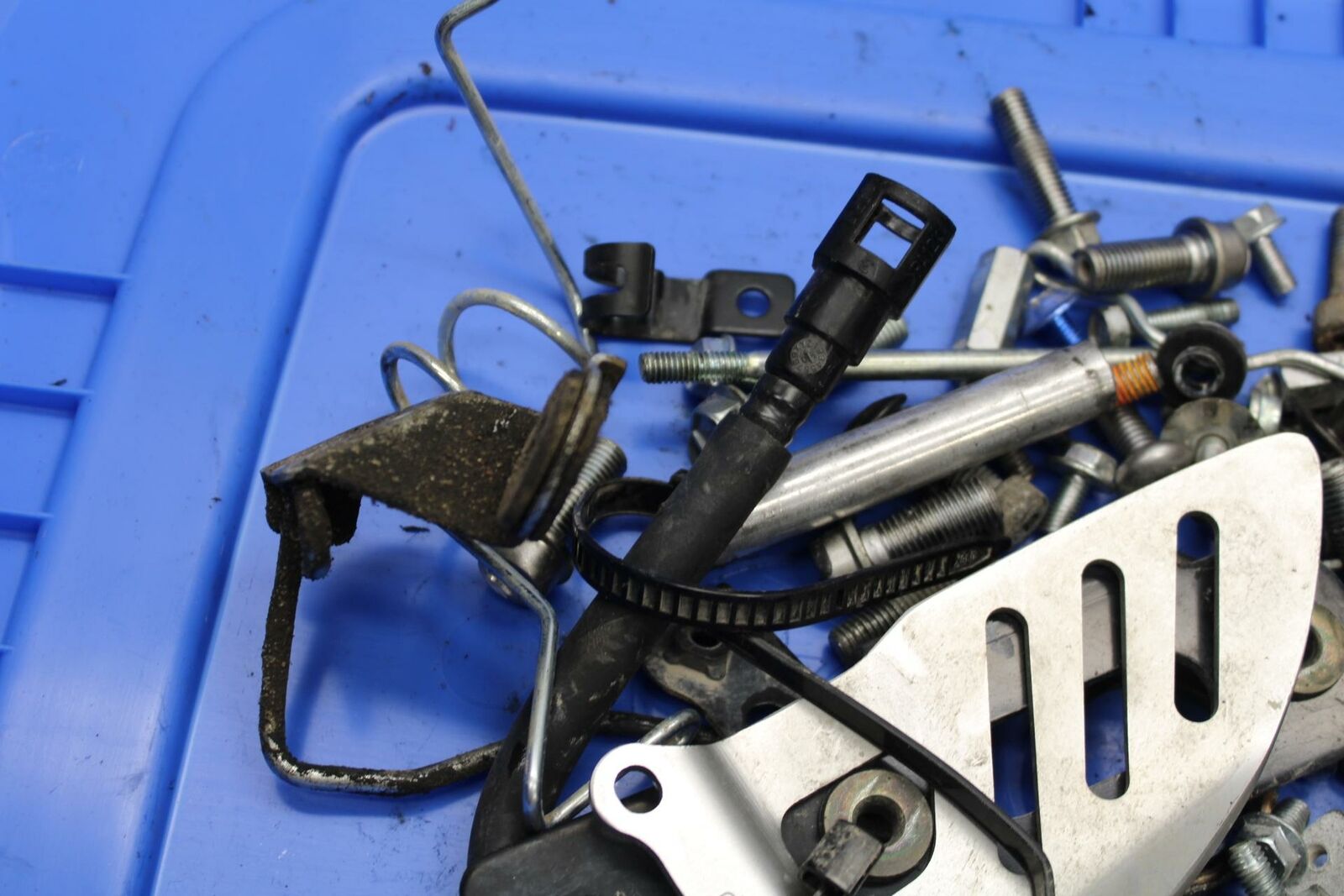 06-07 SUZUKI GSXR600 BOLT BRACKET LEFTOVER BB289