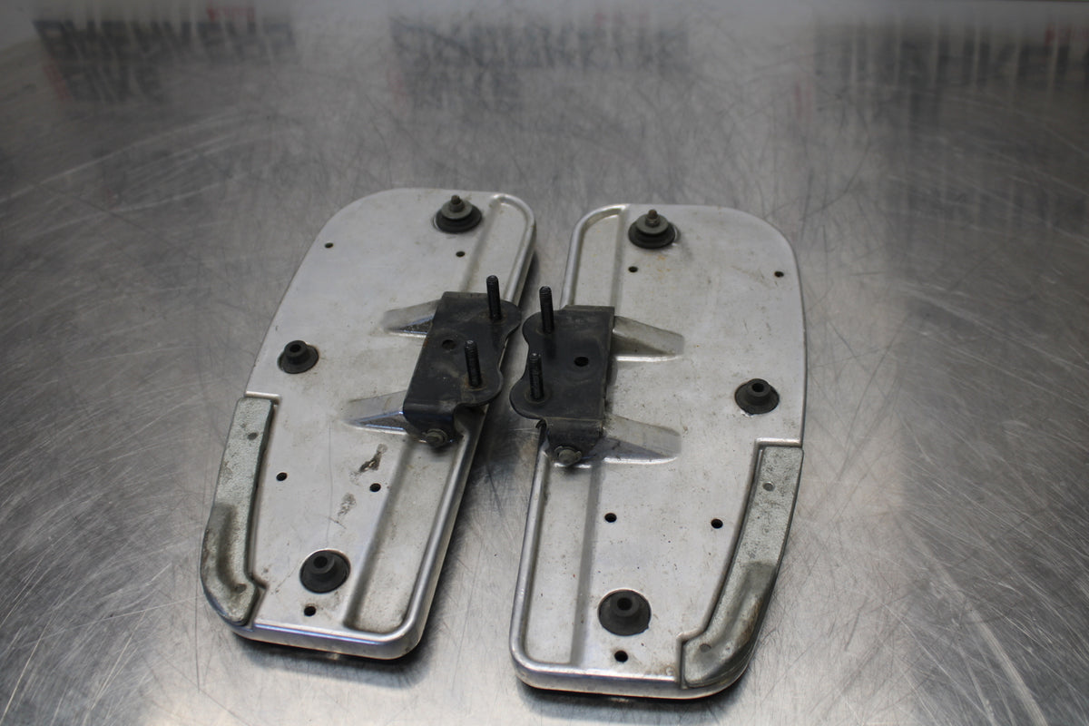 04 YAMAHA ROAD STAR XV1700A FRONT FOOT RESTS PEGS STEPS SET PAIR BB155