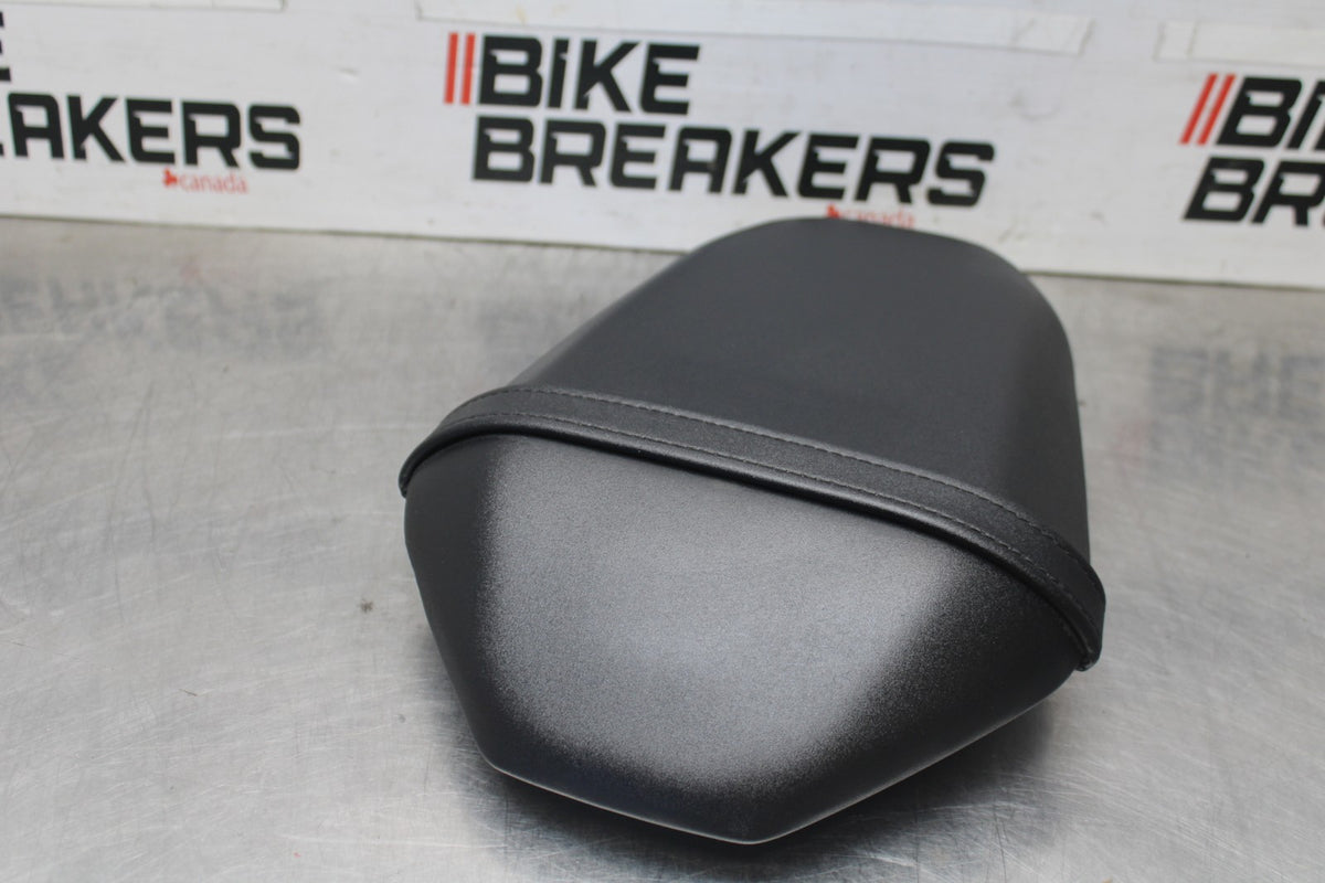 23-24 YAMAHA MT-07 REAR BACK PASSENGER TANDEM SEAT PAD SADDLE PILLION BB927