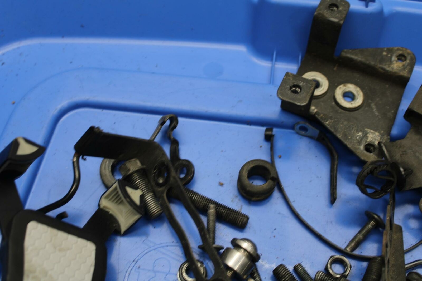 06-21 KAWASAKI VULCAN 900 BOLTS HARDWARE MOTOR SCREWS BB363