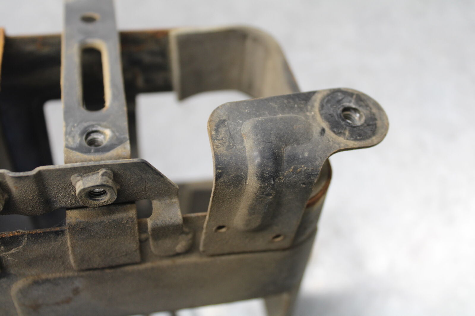 85-86 SUZUKI MADURA 1200 BATTERY TRAY BOX HOLDER  BB691