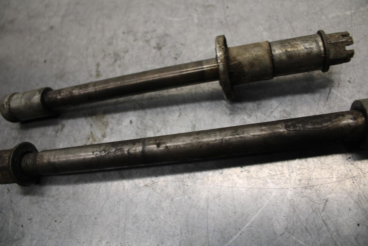 75 SUZUKI GT 550 FRONT REAR WHEEL RIM AXLE PIVOT BOLT BB72