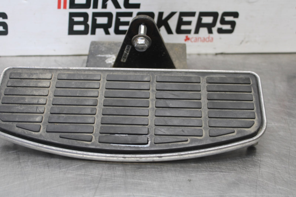 05-09 SUZUKI BOULEVARD C90 LEFT FRONT FOOT REST PEG STEP BB918