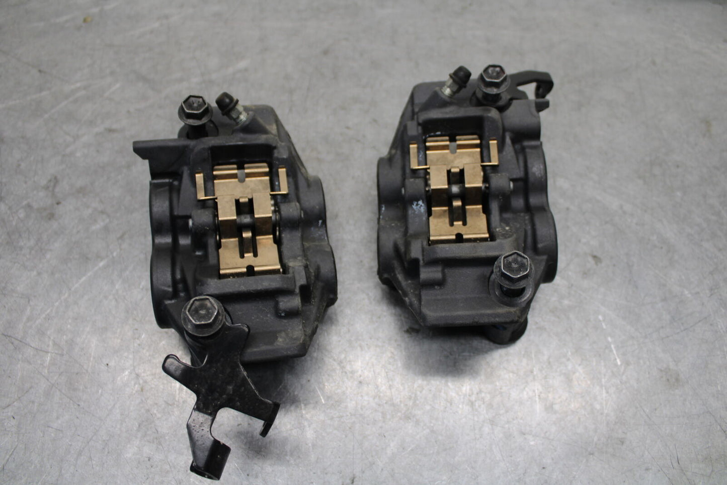22-24 YAMAHA XSR900 RIGHT LEFT FRONT BRAKE CALIPER SET PAIR CALIPERS BB683