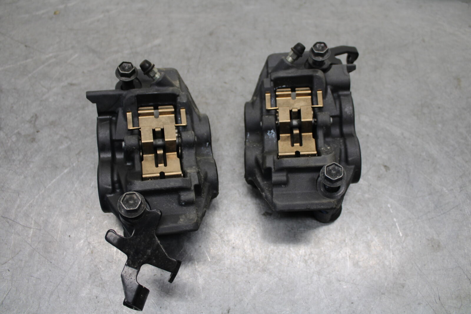 22-24 YAMAHA XSR900 RIGHT LEFT FRONT BRAKE CALIPER SET PAIR CALIPERS BB683