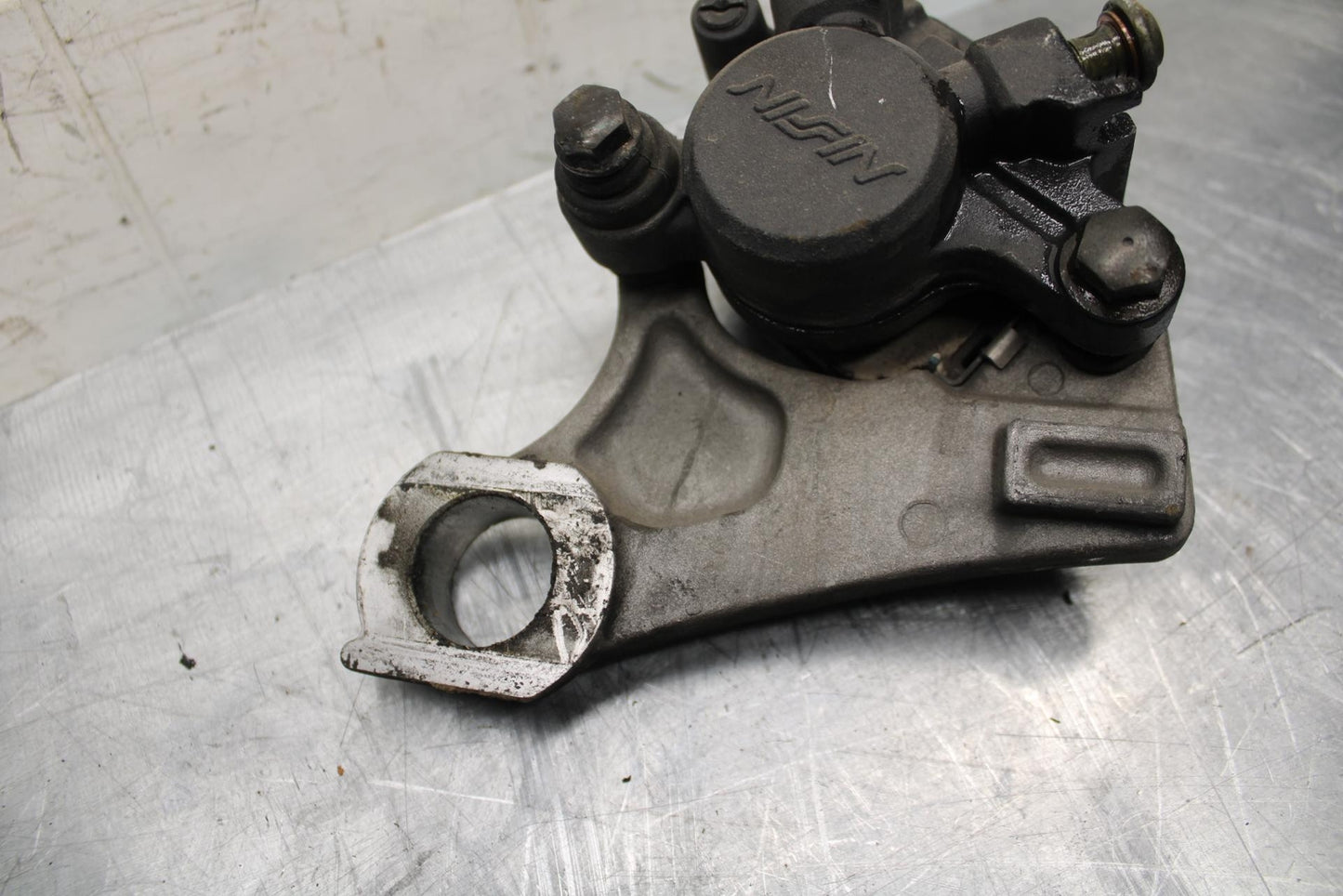 04-06 YAMAHA YZF R1 REAR BACK BRAKE CALIPER W MOUNT BRACKET BB491
