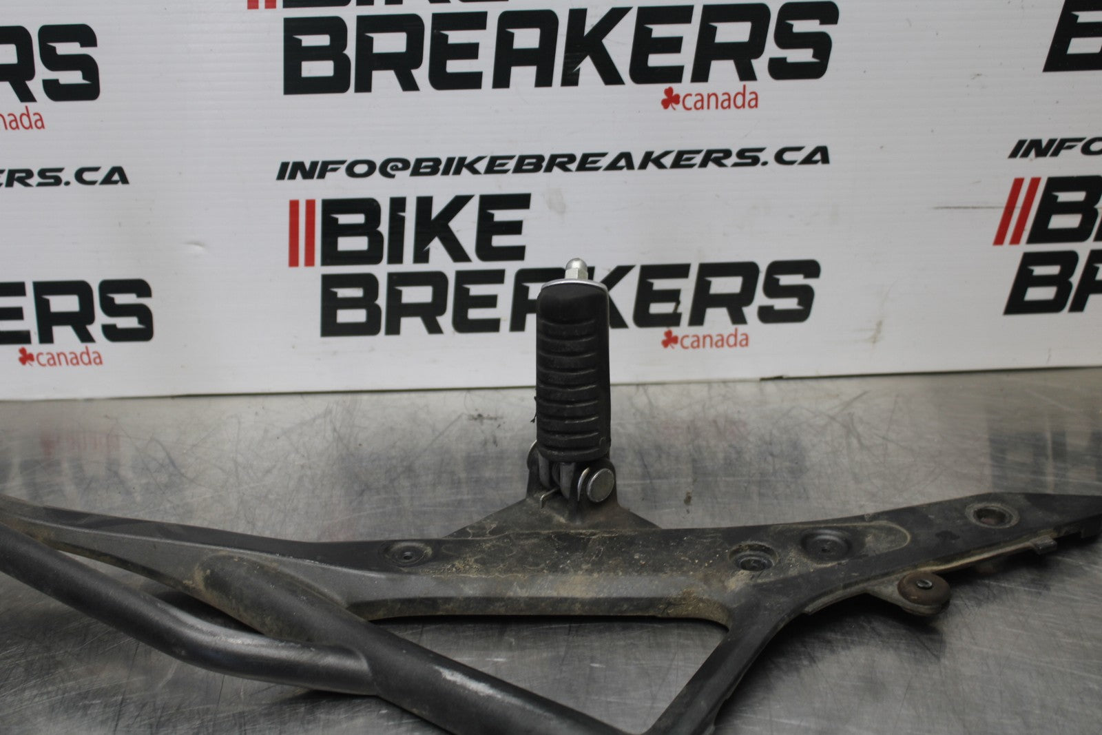 09-10 KAWASAKI ER-6N LEFT REARSET REAR SET DRIVER FOOT PEG REST STOP BB205