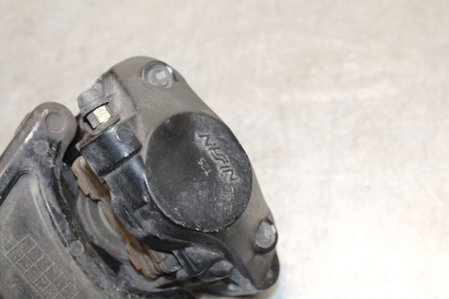 05-06 SUZUKI GSXR1000 REAR BACK BRAKE CALIPER W MOUNT BRACKET BB677