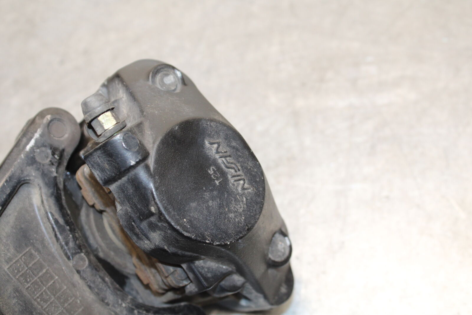 05-06 SUZUKI GSXR1000 REAR BACK BRAKE CALIPER W MOUNT BRACKET BB677