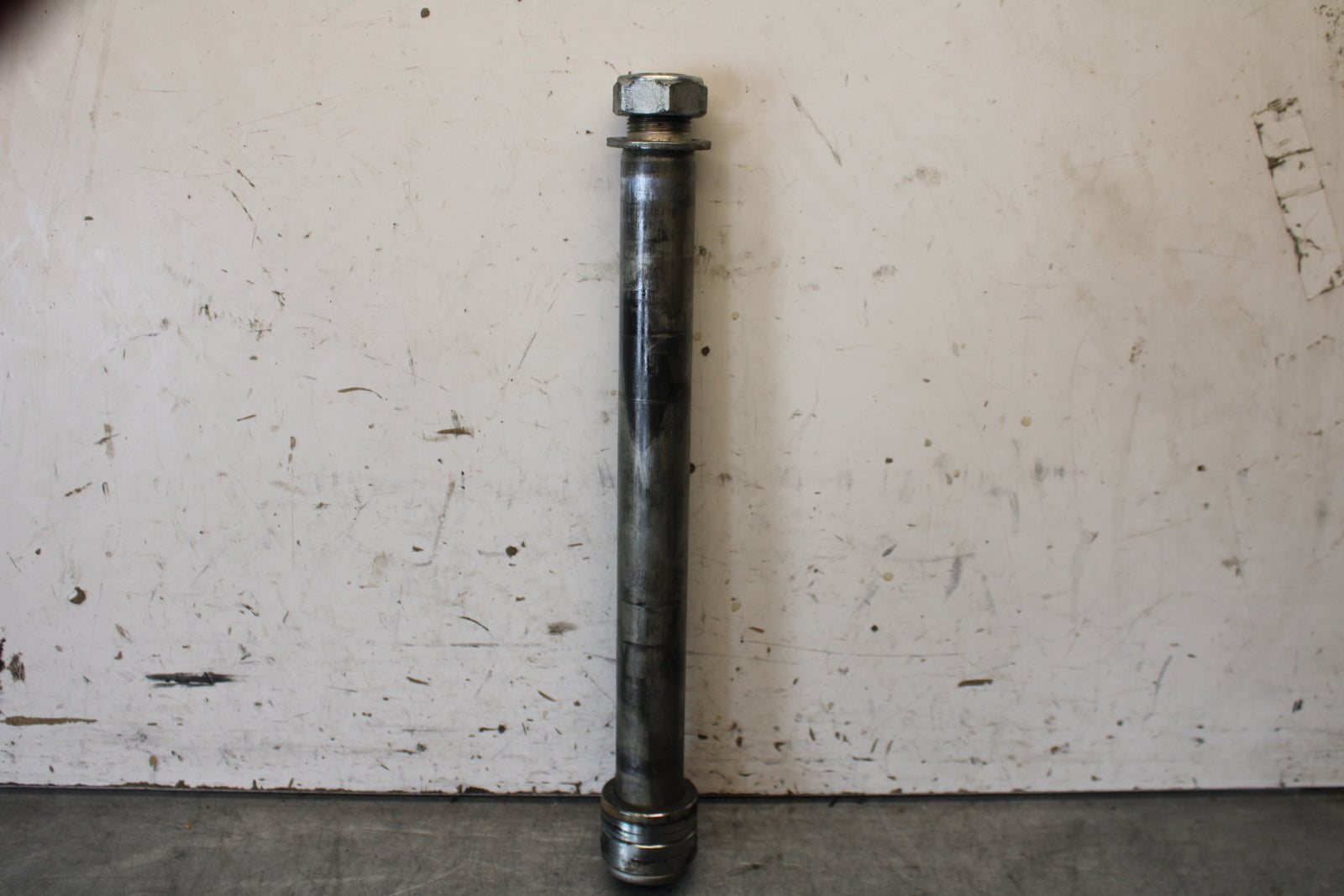 08-16 YAMAHA YZF R6 REAR AXLE BACK WHEEL RIM BOLT AXEL 2C0-25381-10-00 BB665