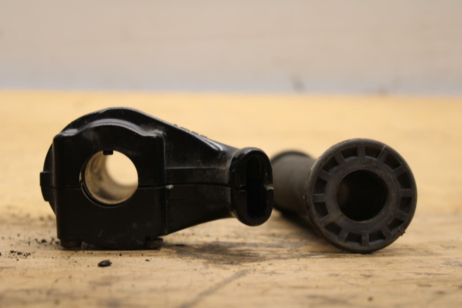 04-05 KAWASAKI NINJA ZX10R THROTTLE CABLE LINE HOUSING GUIDE GRIPS BB322