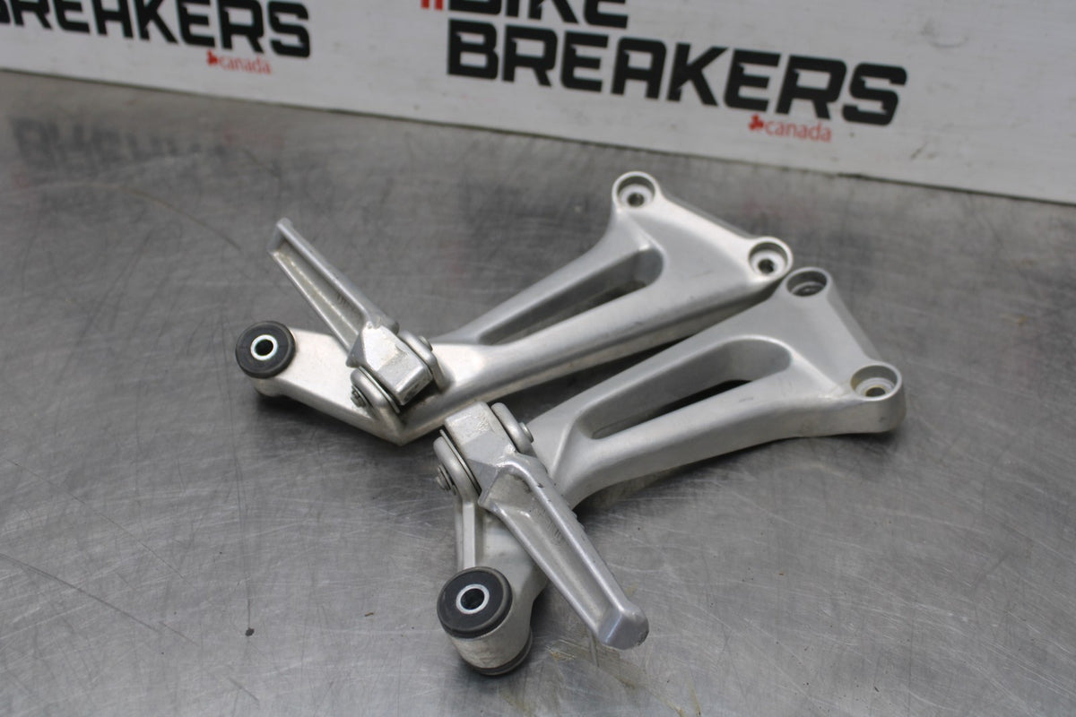 98-05 HONDA SUPER HAWK 1000 VTR1000F REAR BACK PASSENGER PEG SET PAIR BB924