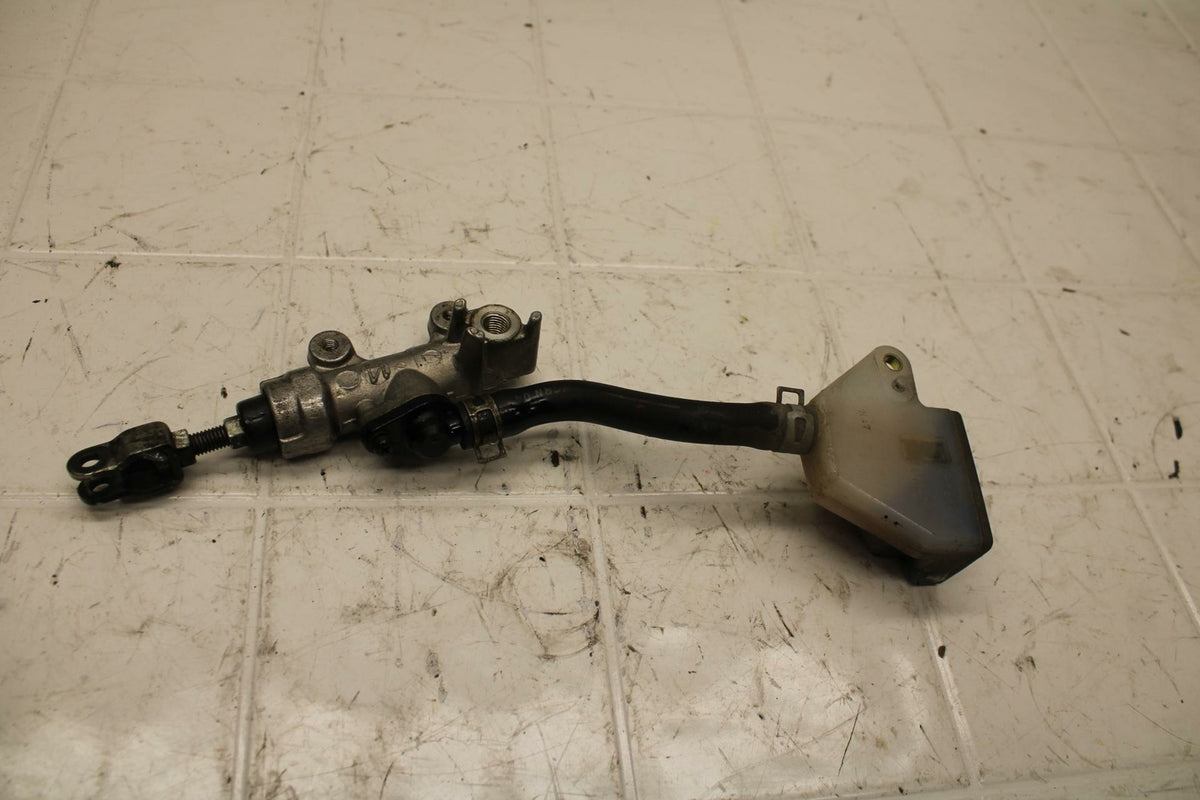 04-05 SUZUKI GSXR750 REAR BACK BRAKE MASTER CYLINDER W RESERVOIR BB11