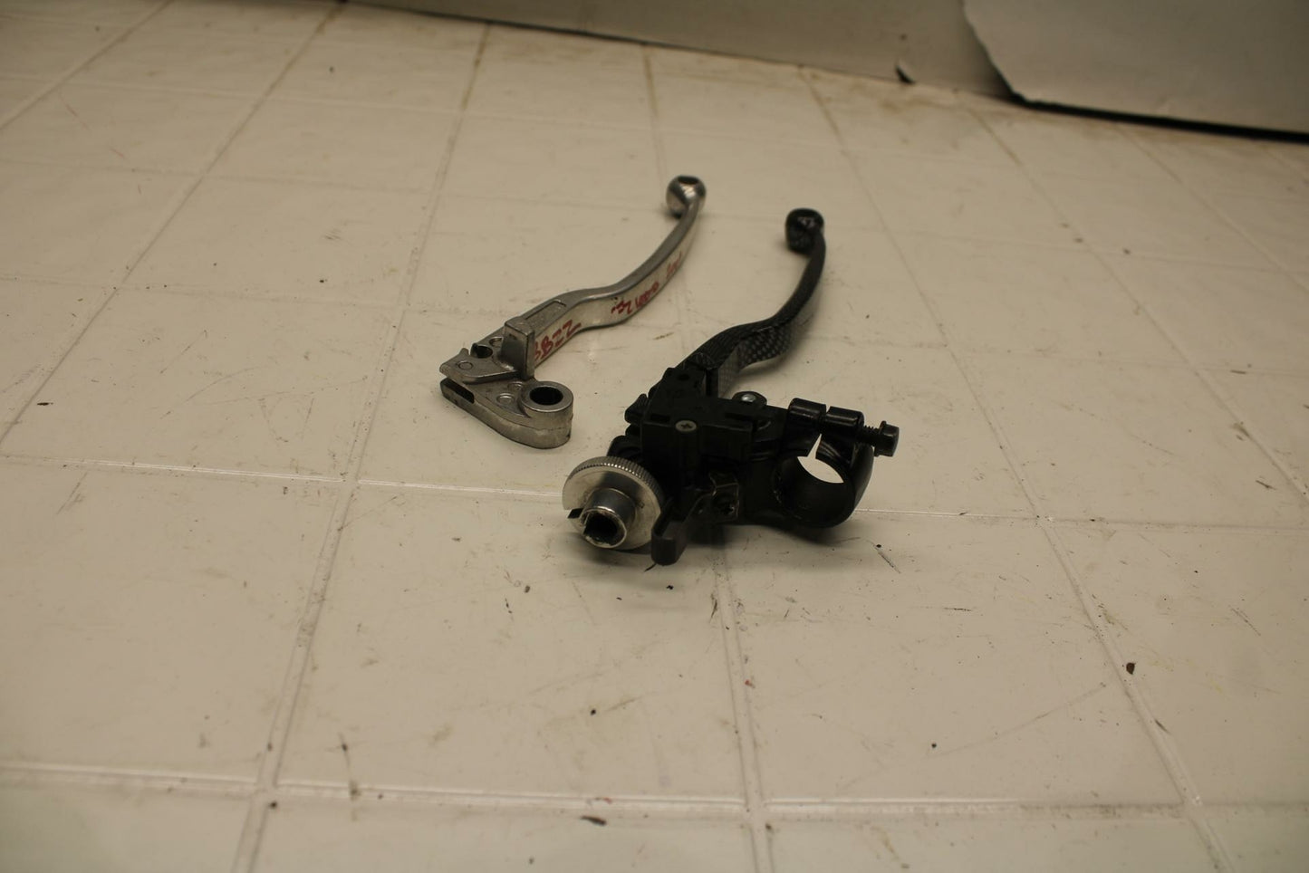 01-05 YAMAHA FZS1000 CLUTCH PERCH MOUNT WITH LEVER BB 04 