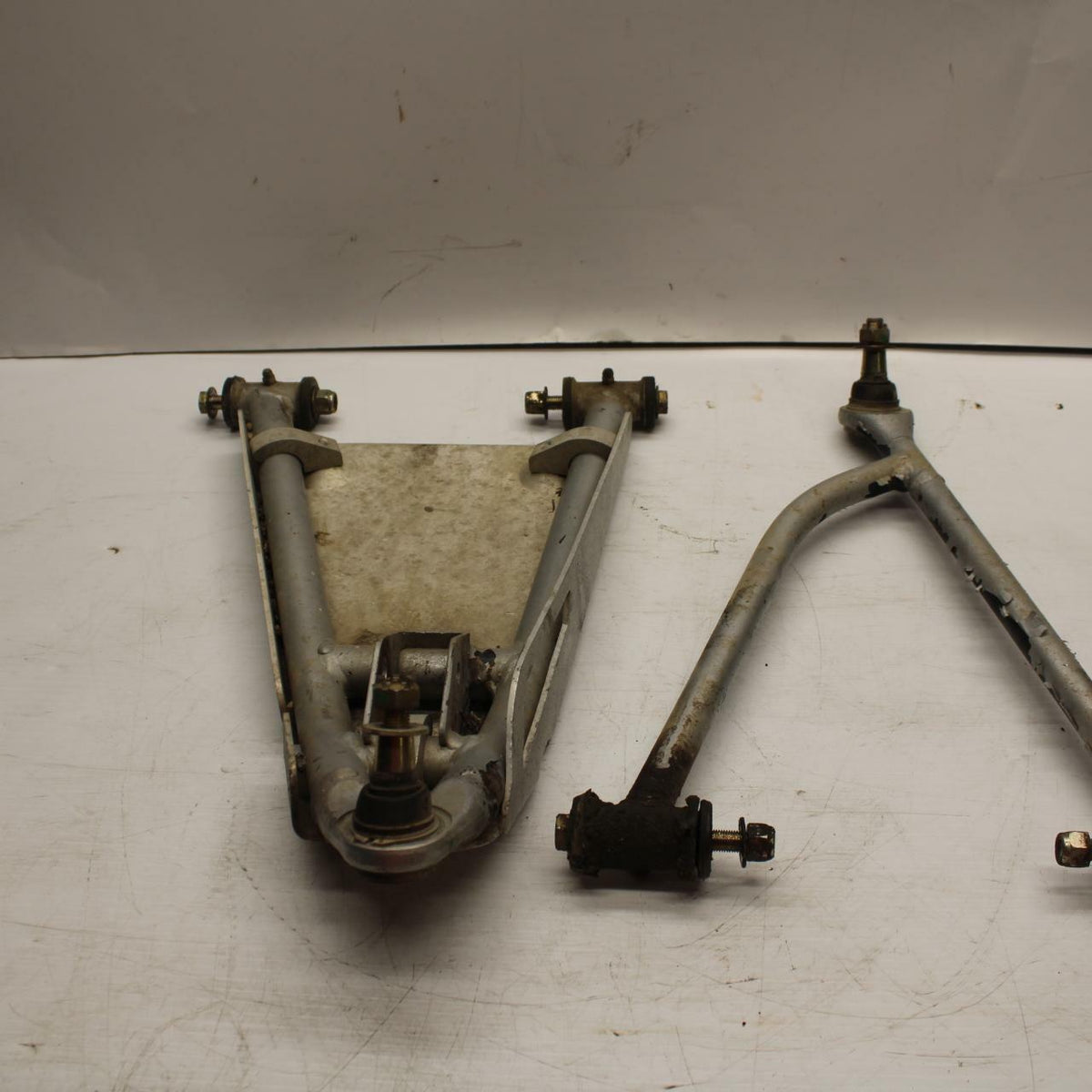 2005 Polaris Predator 500  LOWER UPPER RIGHT CONTROL A ARMS  1013799-385 BB269