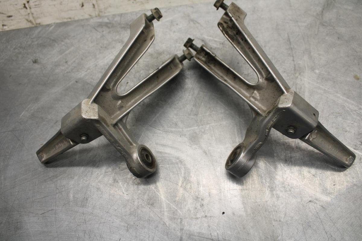 1998 Suzuki TL1000S REAR BACK PASSENGER PEG SET PAIR BB508