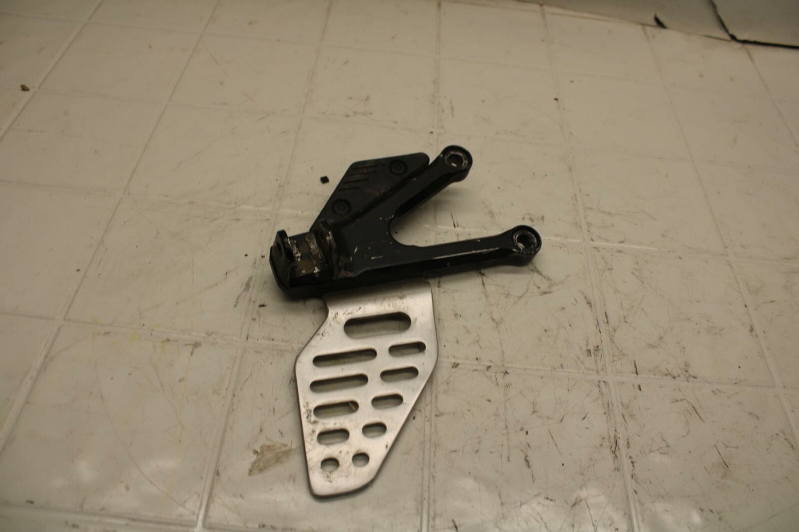 07 YAMAHA YZF R6 LEFT REARSET REAR SET DRIVER FOOT PEG BRACKET MOUNT BB284 B