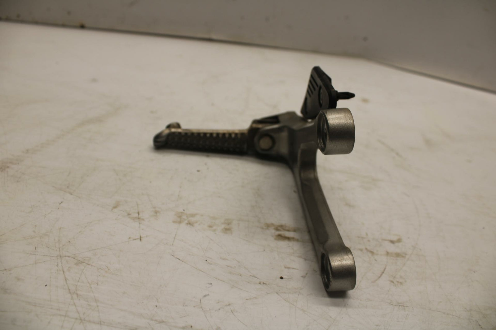 07 YAMAHA YZF R6 2c0 LEFT REARSET REAR SET DRIVER FOOT PEG BRACKET MOUNT BB284
