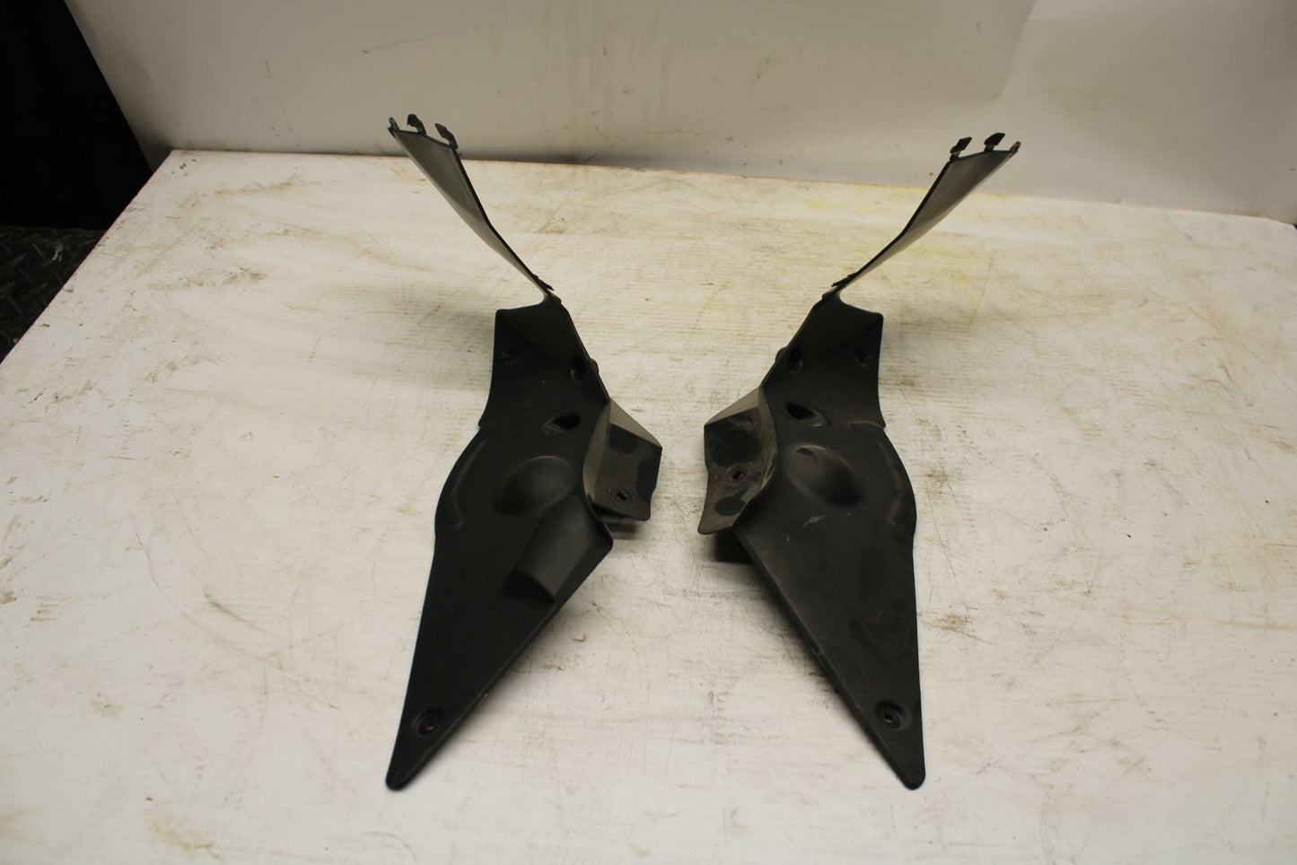 11-12 KAWASAKI NINJA 400 EX400 C LOWER FRONT UPPER INNER HEADLIGHT COWL BB358