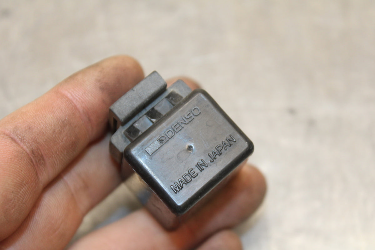 03-05 YAMAHA YZF R6  TURN SIGNAL BLINKER RELAY FLASHER SWITCH BB132