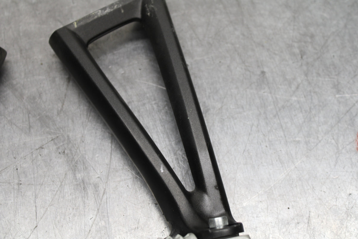 08-16 YAMAHA YZF R6 REAR BACK PASSENGER PEG SET PAIR BB127