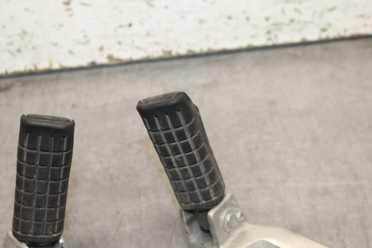08 HONDA CBR125R REAR BACK PASSENGER PEG SET PAIR BB114