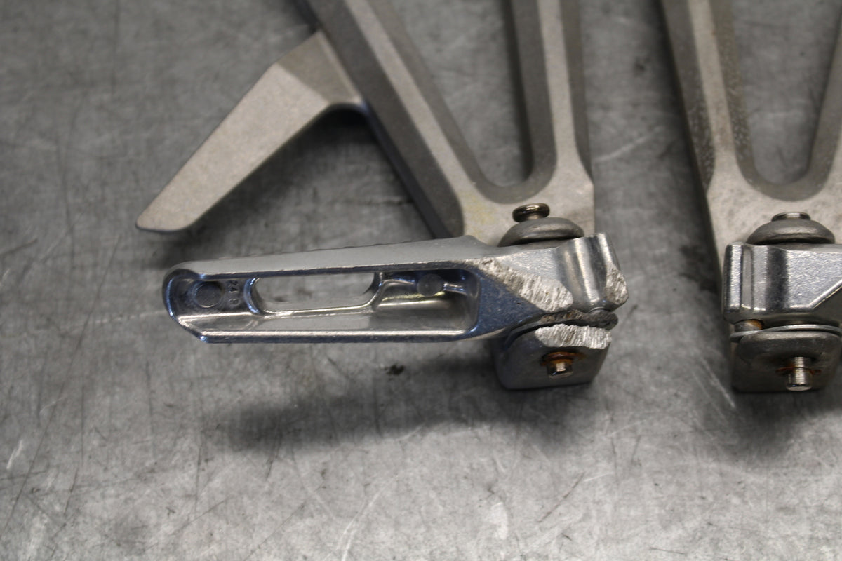 05-06 HONDA CBR600RR REAR BACK PASSENGER PEG SET PAIR  BB689