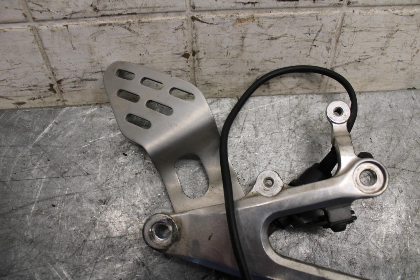 2003 Yamaha YZF R6 RIGHT REARSET REAR SET DRIVER FOOT PEG REST STOP BB539