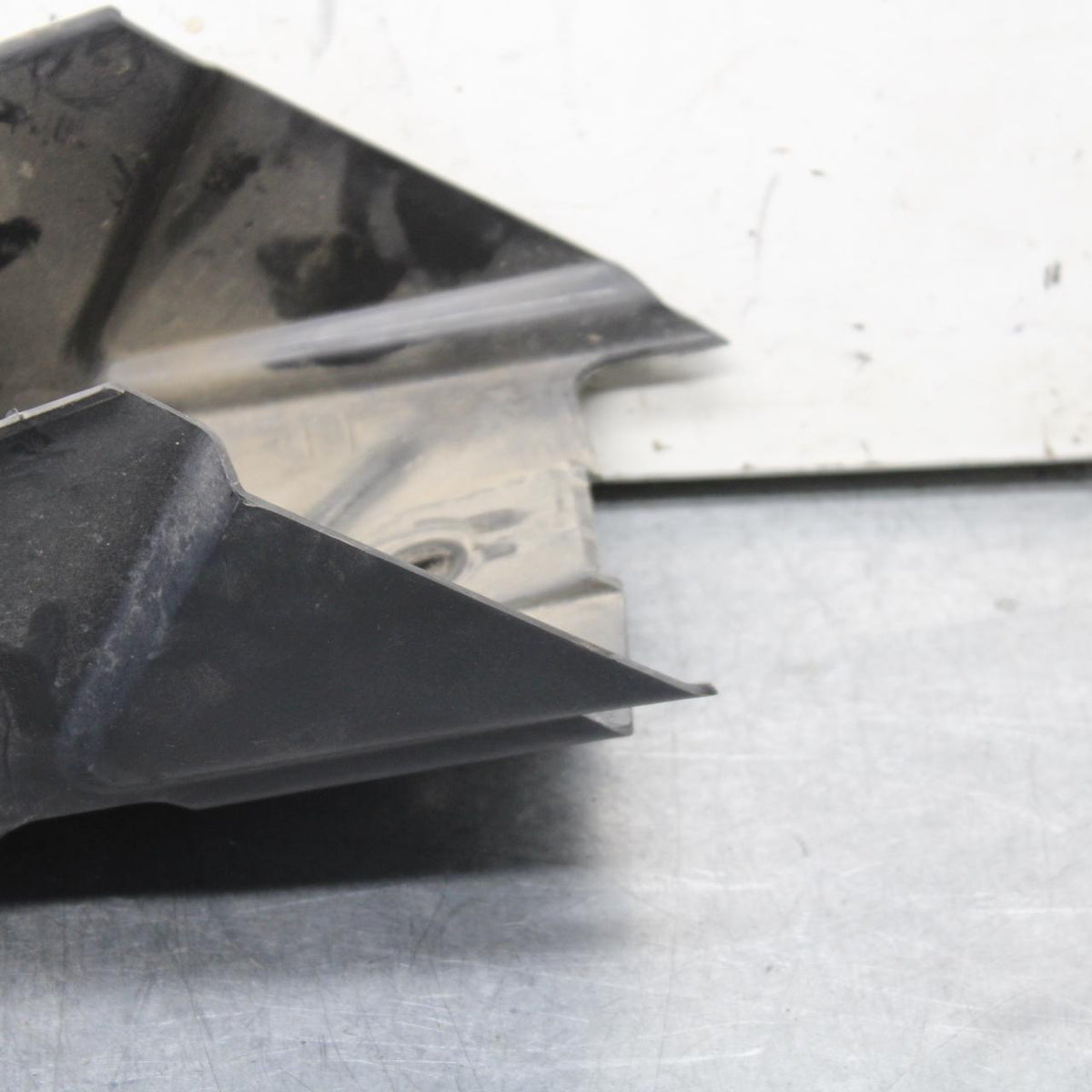 18 KTM RC 390 REAR BACK TAIL UNDERTAIL BATTERY TRAY PLASTIC BB648