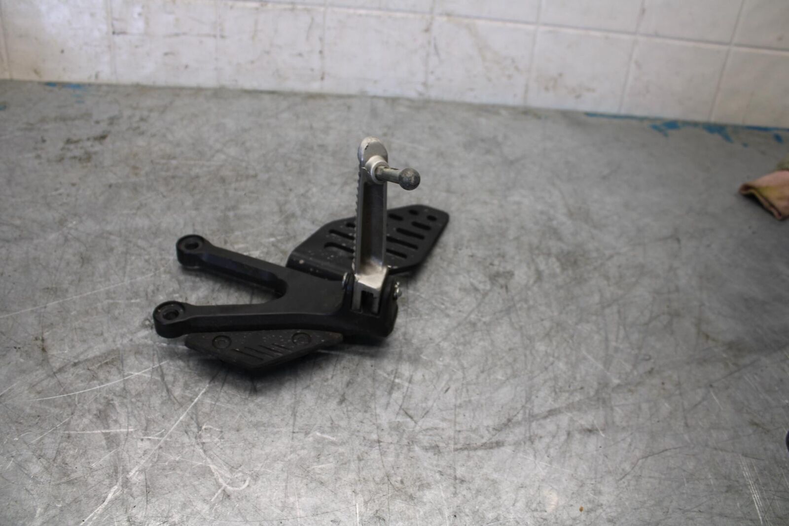 08-16 YAMAHA YZF R6 LEFT REARSET REAR SET DRIVER FOOT PEG REST STOP BB431