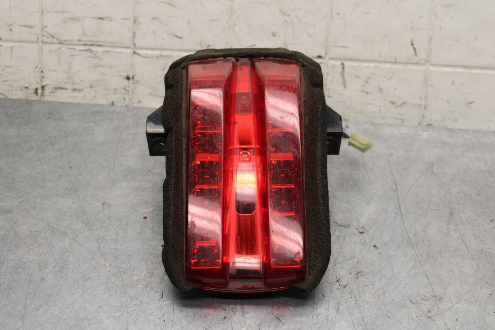 2006 Suzuki SV650S REAR TAIL TAILLIGHT BACK BRAKE LIGHT BB65