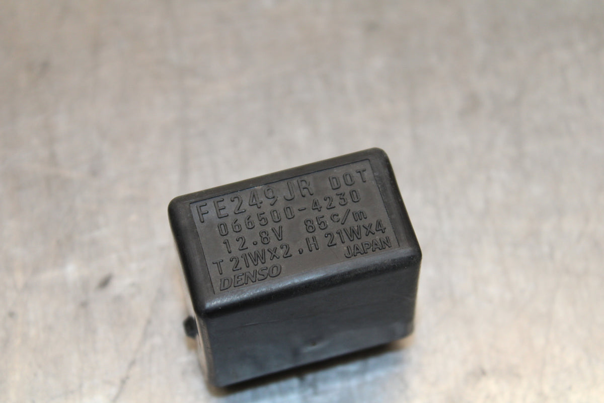 03 SUZUKI SV650S TURN SIGNAL BLINKER RELAY FLASHER SWITCH BB130