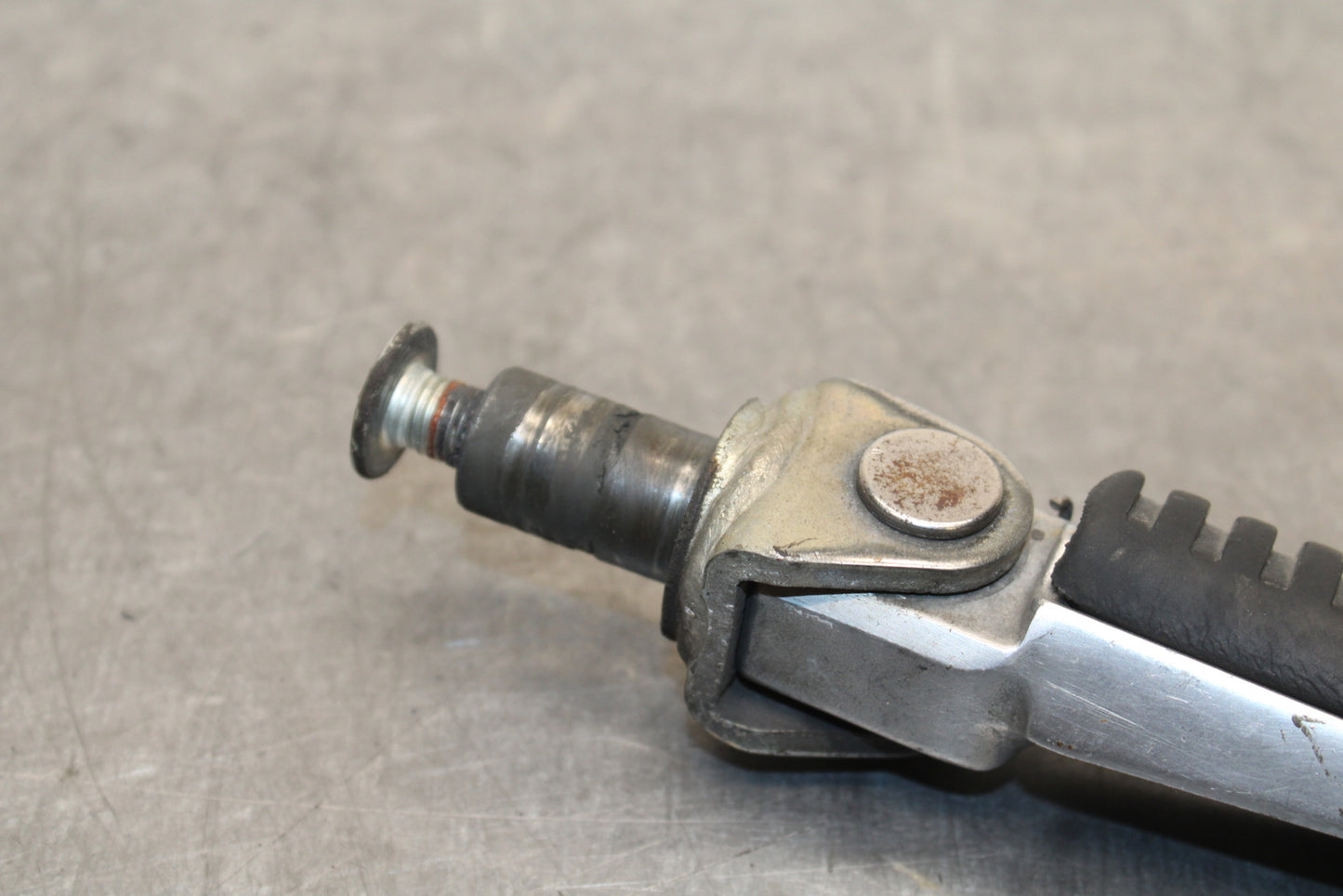 00-02 KAWASAKI NINJA ZX6R LEFT FRONT FOOT REST PEG STEP BB750