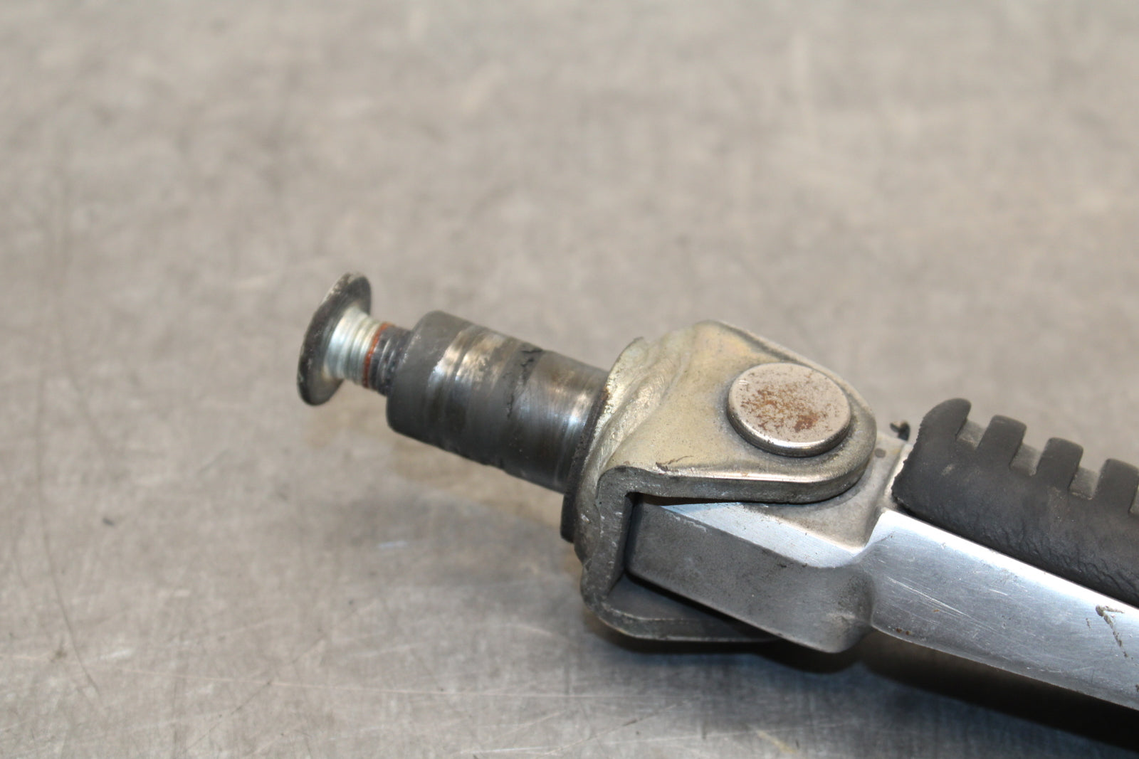 00-02 KAWASAKI NINJA ZX6R LEFT FRONT FOOT REST PEG STEP BB750