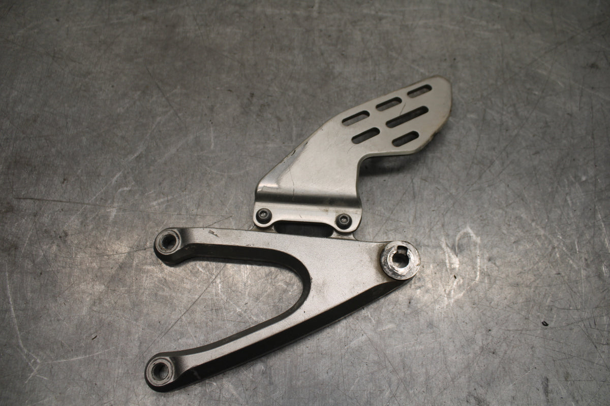 07-08 YAMAHA YZF R1 LEFT REARSET REAR SET DRIVER FOOT PEG BRACKET MOUNT BB724