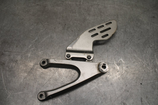 07-08 YAMAHA YZF R1 LEFT REARSET REAR SET DRIVER FOOT PEG BRACKET MOUNT BB724