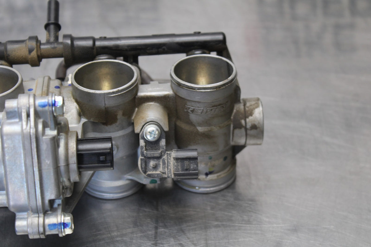 23-26 KAWASAKI NINJA ZX4RR MAIN FUEL INJECTORS / THROTTLE BODIES BB872