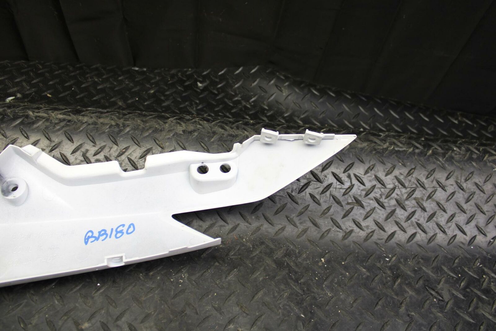 08 HONDA CBR125R RIGHT FRAME SIDE COVER COWL PANEL TRIM bb180