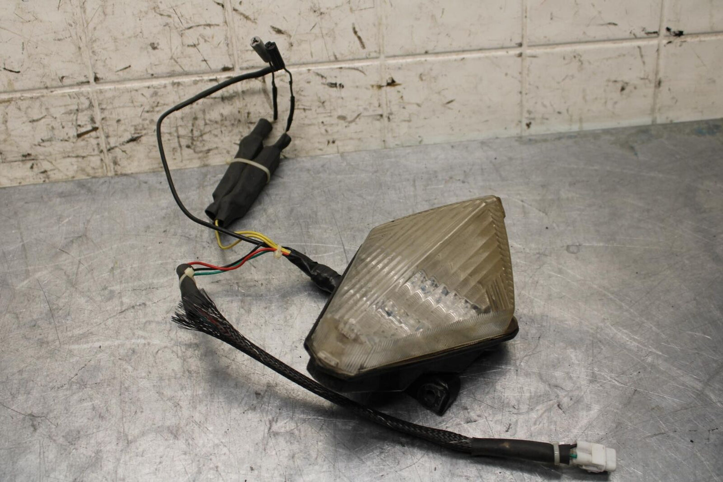 2007 Yamaha YZF R1 REAR TAIL TAILLIGHT BACK BRAKE LIGHT 4C8-84710-10-00 BB575