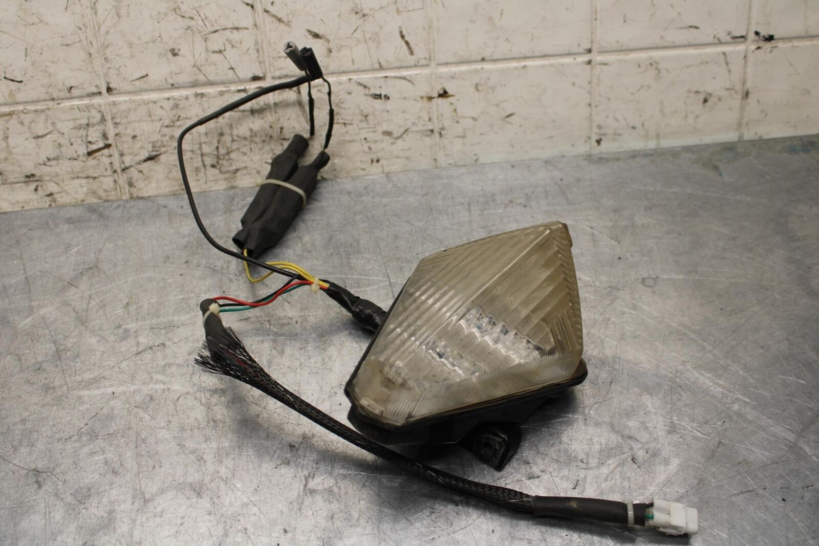 2007 Yamaha YZF R1 REAR TAIL TAILLIGHT BACK BRAKE LIGHT 4C8-84710-10-00 BB575