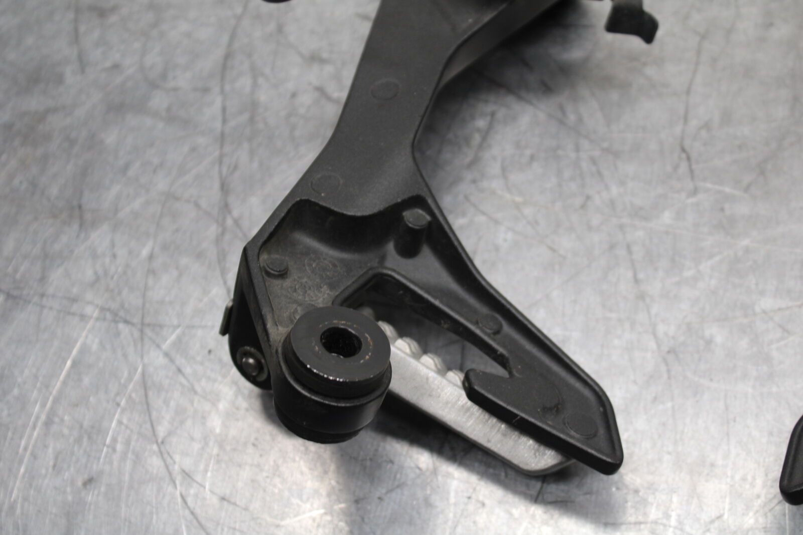 19-22 KAWASAKI Z400 REAR BACK PASSENGER PEG SET PAIR BB738
